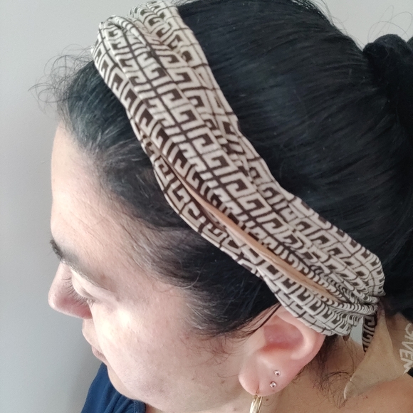 Authentic Givenchy Skinny Silk Scarf 4G Logo - Picture 9 of 15